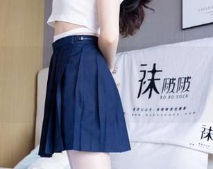 BoBoSocks袜啵啵 – 原图看小安的裸足，感觉好像在偷瞄，但又想继续看。