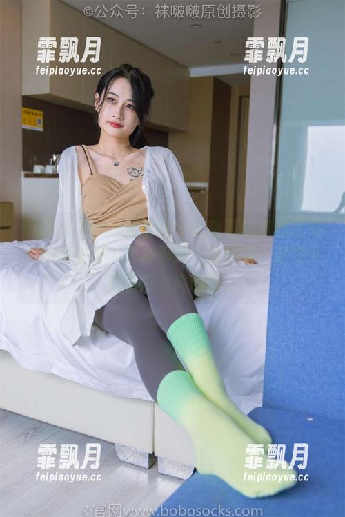 BoBoSocks袜啵啵-小甜豆 BoBoSocks袜啵啵 - 小甜豆的黑丝诱惑:原图看得人心潮澎湃,哦哦哦,这脚尖倒是挺考究的呢。