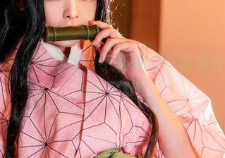 来看Hachi小芭新作，宇崎花的写真集分享，但别太当回事。