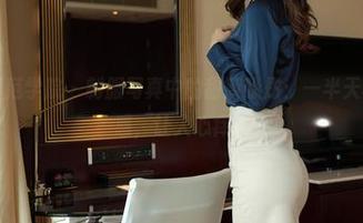 MFStar模范学院 – 制服写真中的甜筒晓彤：一半天真，一半魅惑，让人心痒。