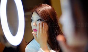 PANS写真 – 眼镜在手，美惠子作品她在乎的视角。