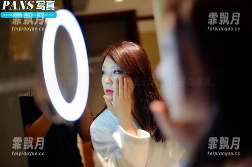 PANS写真 - 眼镜在手，美惠子作品她在乎的视角。