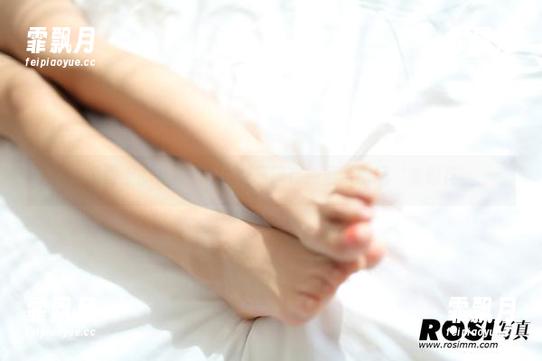 办公桌上的召唤：ROSI原图在线展示职场‘美似花’