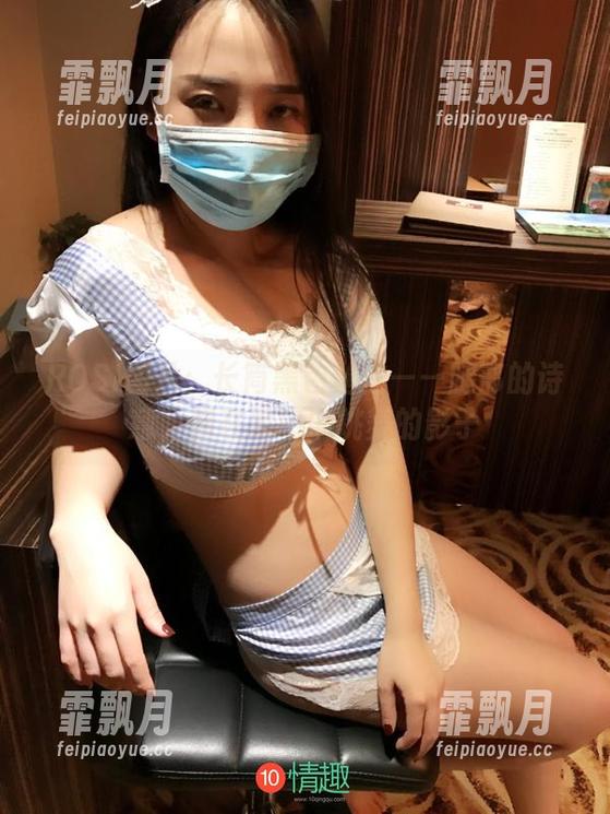 ROSI图片：长筒黑色丝袜——腿部的诗意，像在黑暗中跳舞的影子