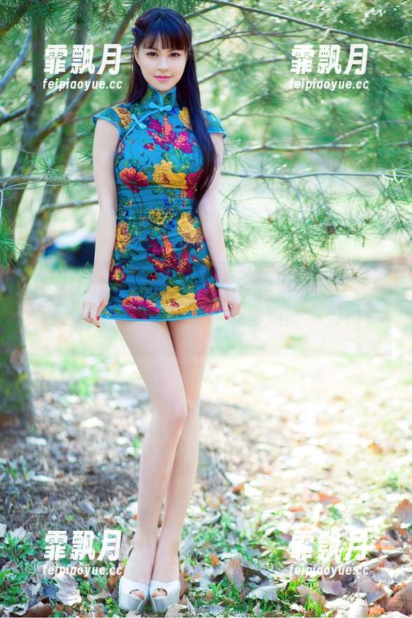 TuiGirl - 终于等到冯雨芝的最新图包，教室里她的侧脸能让数学题也变得“柔和”。