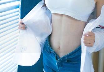 UGirls尤果网 – Sukki可儿的最新美图，裤里丝好像在跟我眨眼？