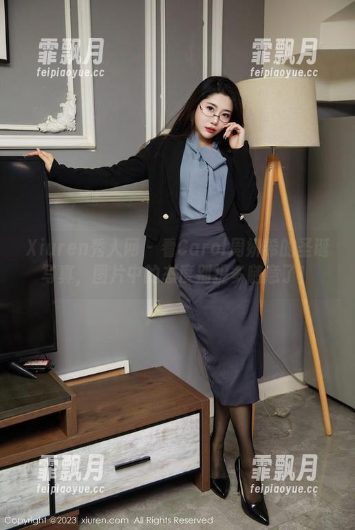 Xiuren秀人网 - 看Carol周妍希的圣诞写真，图片中的态度别提多随意了！