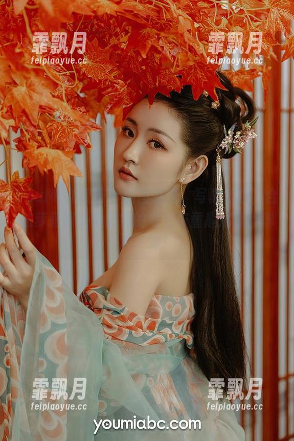 YouMi尤蜜荟 - 原图逐光，写真化妆，合法萝莉将奶牛萌妹的可爱与童趣展现得淋漓尽致！