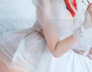 每一次翻看三度_69的旗袍图片，我都在想给她一顶红色斗篷合适不？插个小主意～