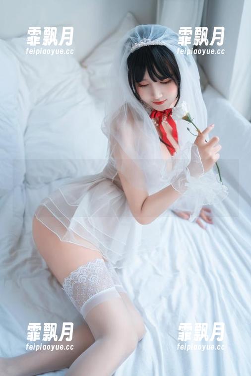 每一次翻看三度_69的旗袍图片，我都在想给她一顶红色斗篷合适不？插个小主意～