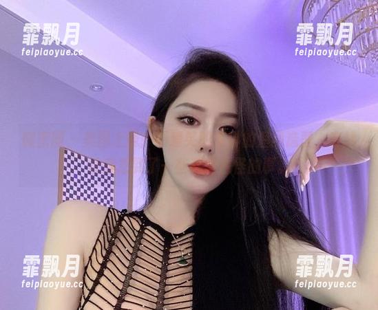 微密圈 - 美图上线！不爱笑的赛琳的渔网造型，在线让我想到了一些稀奇古怪的事。