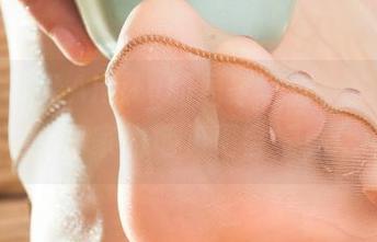 丽柜 – 观看Amily的居家写真，果然她的沙发比我家的地板更会摆pose。