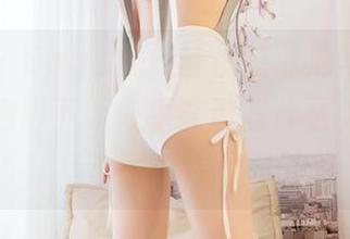 嗲囡囡 – Egg_尤妮丝最新泳池写真原图，水面倒影下，似乎在说些什么，更新之后更耐人寻味。