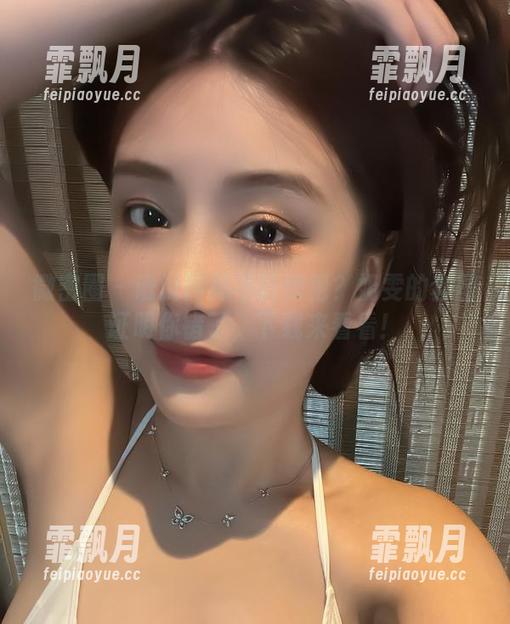 微密圈 - 谁说网袜不能惊艳？奶雯的套图证明你错了，下载来看看！