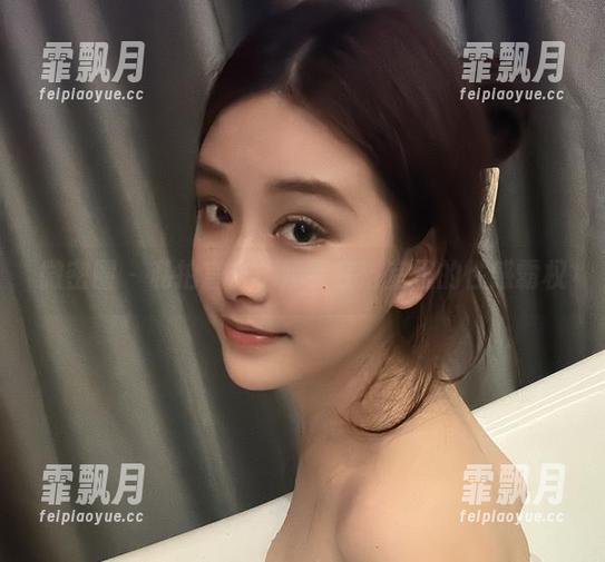 微密圈 - 私拍直击，奶雯在浴室里的性感霸权