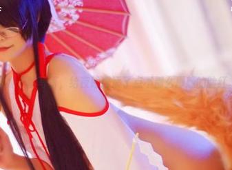 嫣嫣子的写真，给夜晚增添了点不那么厚颜的脸红。