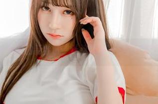 尤猫醒醒ovo裸足的新尝试，让这场写真集更新变得玩味无穷～