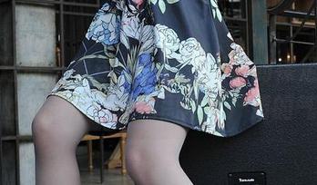 异思趣向 – 看这张原图，珊珊的裸足像是轻巧的风，带走了周围所有严肃的气氛。