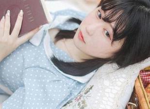 “学姐的秘密”就藏在是依酱吖的每一张美图壁纸里，眼神恍惚中