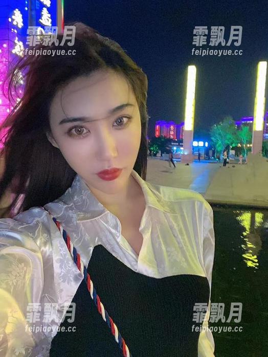 微密圈 - 看到林子喵Lynne在毛衣里的优雅，稍等，我先把原图设成壁纸。