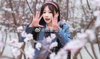 快来看！桃墨公子的图集“希娜小姐”，资源不多，可别错过。
