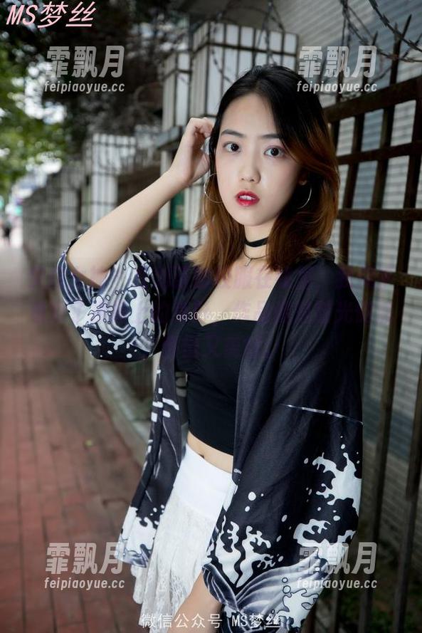 梦丝女神 - 在刘诺的校服在线里，我似乎看到了操场上的身影，作品像是时光倒流，懵懂又美好。