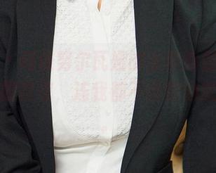 爱尤物 – 阿依努尔瓦娅的全套瑜伽写真，透出一股自信，连我都不自觉地想学几招。