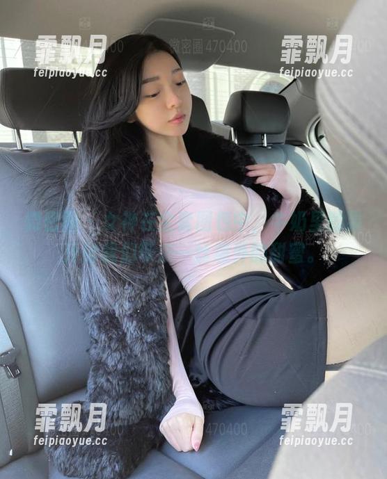 微密圈 - 女神在全套图包中，牛奶里的果汁给我们带来一丝意外的甜蜜。