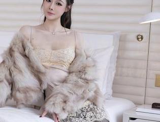 秀人网 – 优酱与户外的交融，图集中的作品就像从画里走出来的轻松感。