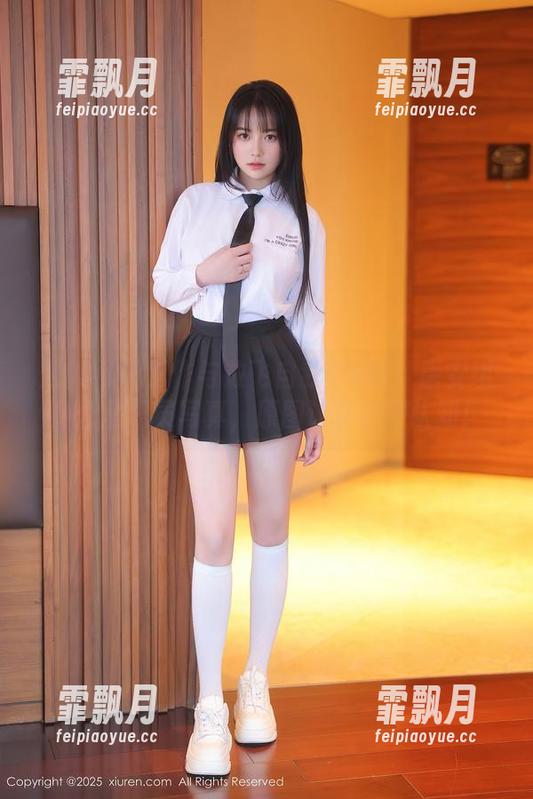 秀人网 - 工作与放飞自我的s模：唐安琪办公室职员写真，原图让你颠覆认知！