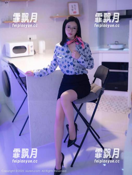 秀人网 - 换套装变女神，揉揉肉肉的最新美图，打开荒唐的追Mimi方式！