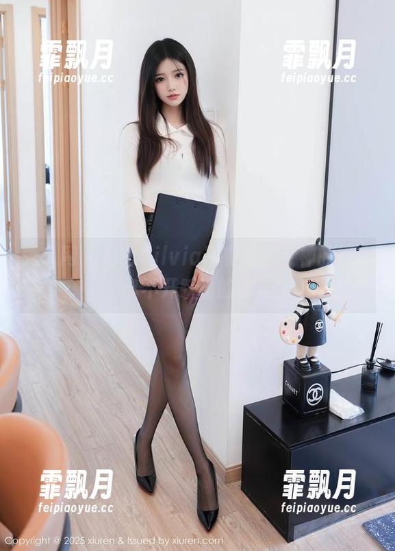 秀人网 - 易阳Silvia写真里，女神的撩人离不开跃动的水花