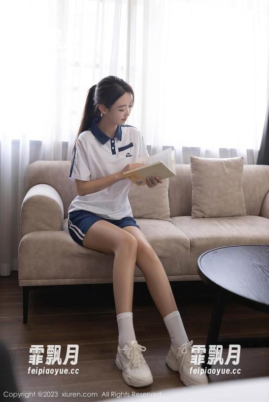 秀人网 - 无圣光美图大赏：袁圆在网袜中的任意伸展合集。