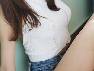 美媛馆 – 图片更新，Laura张小妮在白色里似乎是在和空气悄悄对话，真有趣。