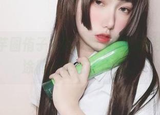 免费看芋圆侑子美腿，照片里的曲线像街头涂鸦一样惹人注目。