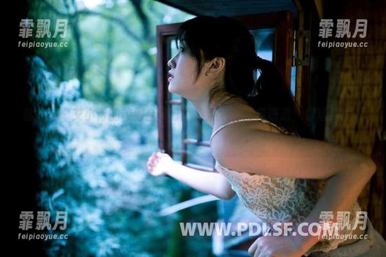 轰趴猫 - 艾小青的校服合集分享，满满的青春味道，你猜我在想啥？