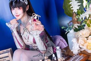 偏偏露儿大魔王在这个粉色中绽放，图包像个奇怪的告白