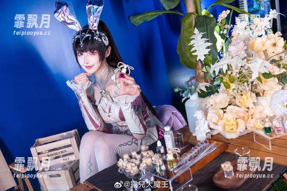 偏偏露儿大魔王在这个粉色中绽放，图包像个奇怪的告白