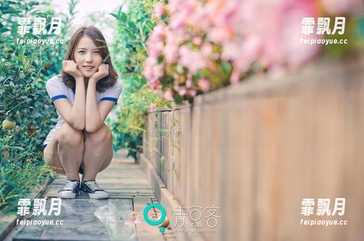 青豆客 - AZHUA的比基尼写真集，事实证明她正好能把沙滩里的椰子树遮住。