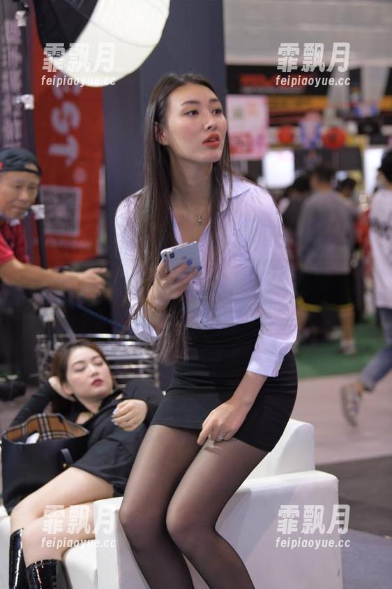 魔镜街拍 - 萌宝儿在线：肉丝包臀裙与哈哈镜的欢乐合集